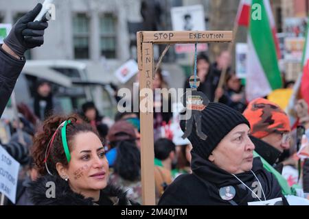 Londres, Royaume-Uni. 17th décembre 2022. Des manifestants se sont rassemblés à Westminster pour mettre en lumière la situation en Iran après que deux exécutions aient été effectuées par le gouvernement clérical, deux autres personnes étant à risque imminent. Selon Amnesty International, 25 autres personnes ont été condamnées à mort après avoir été accusées et condamnées pour des infractions liées à des manifestations publiques. On estime que 18 000 personnes ont été arrêtées depuis la mort d'une jeune femme iranienne-kurde Mahsa Amini il y a trois mois en garde à vue, ce qui a déclenché des manifestations de masse. Crédit : onzième heure Photographie/Alamy Live News Banque D'Images