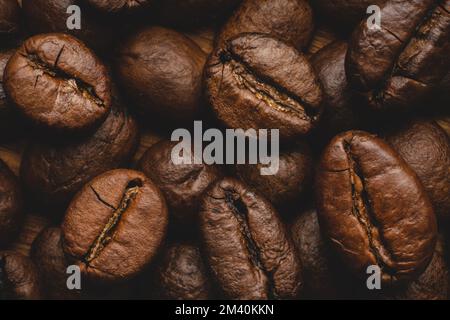 Fond plein cadre torréfié grains de café gros plan brun foncé macro Banque D'Images
