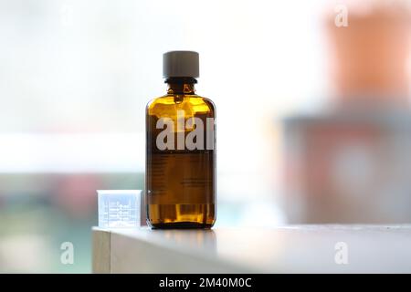 Berlin, Allemagne. 17th décembre 2022. Vue du jus de fièvre de rationpharm avec l'ingrédient actif paracétamol. Credit: Jörg Carstensen/dpa/Alay Live News Banque D'Images