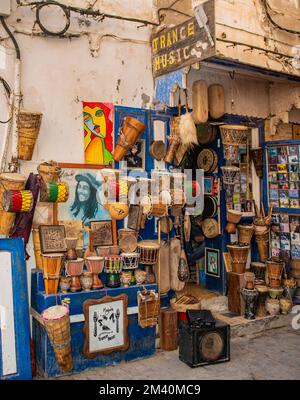 La Médina d'Essaouira présente une gamme d'instruments marocains et d'œuvres d'art locales. Banque D'Images