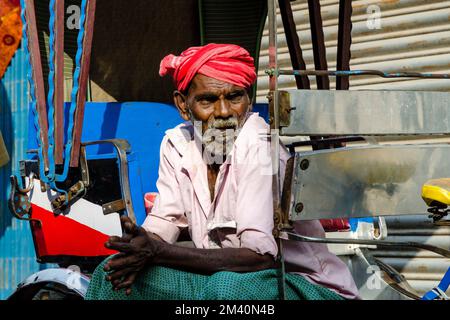 Rikshaw kuli attendant les clients dans les rues Banque D'Images