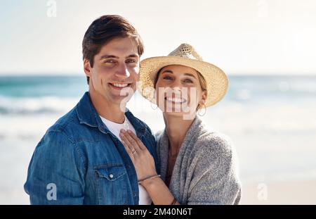 L'été est là et il y avait plein de sourires. un couple d'âge moyen passe la journée à la plage. Banque D'Images