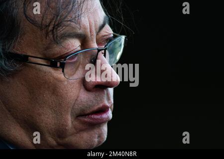 Bogota, Colombie. 17th décembre 2022. Le président colombien Gustavo Petro donne un cracher lors de la cérémonie de promotion des nouveaux généraux et des amiraux de la police et des forces militaires à l'école militaire José Maria Cordova à Bogota, en Colombie, sur 17 décembre 2022. Photo par: S. Barros/long Visual Press crédit: Long Visual Press/Alay Live News Banque D'Images