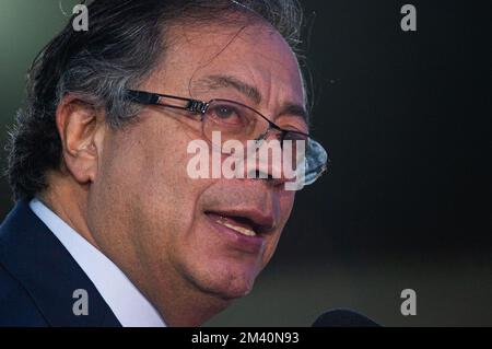 Bogota, Colombie. 17th décembre 2022. Le président colombien Gustavo Petro donne un cracher lors de la cérémonie de promotion des nouveaux généraux et des amiraux de la police et des forces militaires à l'école militaire José Maria Cordova à Bogota, en Colombie, sur 17 décembre 2022. Photo par: S. Barros/long Visual Press crédit: Long Visual Press/Alay Live News Banque D'Images