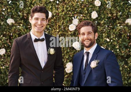 HES va se tenir à côté de moi comme je le dis mes vœux. Portrait court d'un beau jeune marié souriant tout en se tenant debout avec son meilleur homme le jour de son mariage Banque D'Images