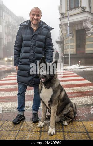 Kiev, Ukraine. 17th décembre 2022. 17 décembre 2022, Kiev, Ukraine : un homme et son chien dans la rue de Kiev. (Image de crédit : © Mark Edward Harris/ZUMA Press Wire) Banque D'Images