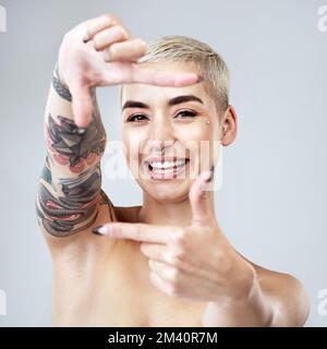 Prenez une photo, elle durera plus longtemps. Studio portrait d'une belle jeune femme posant sur un fond gris. Banque D'Images