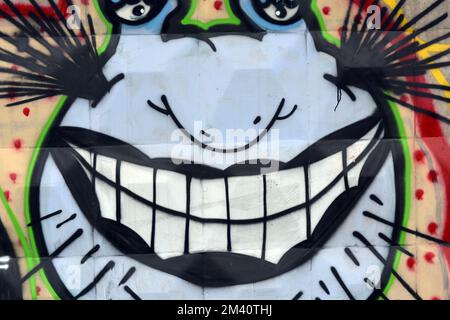 Graffiti, le mot WOWK est une clôture en béton blanche et grise. Dessins et inscriptions sur le mur représentant Krumm de la série Aaahh ! ! ! De vrais monstres. Banque D'Images
