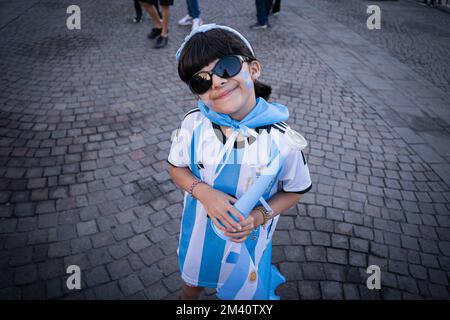 Buenos Aires, Argentine. 17th décembre 2022. Un jeune fan de l'équipe nationale Argentine se réunit dans la ville de Buenos Aires pour montrer son soutien à l'équipe un jour avant la finale de la coupe du monde de la FIFA 2022 au Qatar contre l'équipe nationale de football de France. (Note finale; France 4-3 Argentine). Crédit : SOPA Images Limited/Alamy Live News Banque D'Images