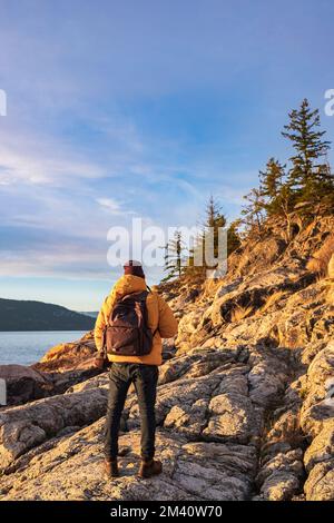 Randonneur actif appréciant la vue. Un routard pour homme appréciant la vue sur la randonnée en montagne. Voyage style de vie wanderlust aventure concept vacances extérieur al Banque D'Images