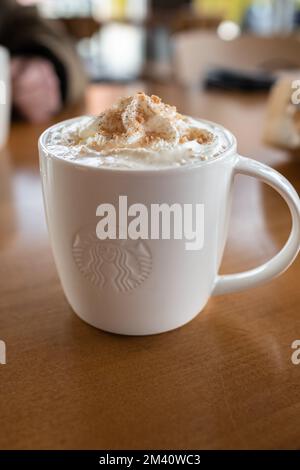 Tasse de café Starbucks au café Starbucks avec latte au caramel. Starbucks est la plus grande entreprise de café au monde - Vancouver BC Canada-2 décembre,2 Banque D'Images