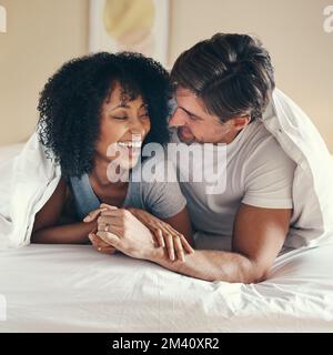 Rien ne peut briser le lien que nous partageons entre nous. un jeune couple affectueux passe un moment de qualité ensemble dans sa chambre à la maison. Banque D'Images