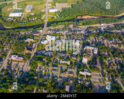 Centre-ville de Plymouth sur main Street et Plymouth State University vue aérienne en été dans la ville de Plymouth, New Hampshire NH, États-Unis. Banque D'Images
