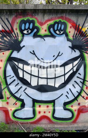 Graffiti, le mot WOWK est une clôture en béton blanche et grise. Dessins et inscriptions sur le mur représentant Krumm de la série Aaahh ! ! ! De vrais monstres. Banque D'Images