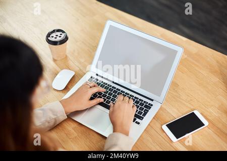 Le travail que vous mettez en place ne passe jamais inaperçue dans les affaires. une femme d'affaires méconnue travaillant sur un ordinateur portable dans son bureau. Banque D'Images