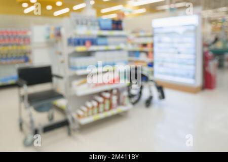 pharmacie drugstore intérieur avec des médicaments suppléments de vitamines fauteuil roulant et produit de santé pour la santé sur les étagères flou arrière-plan Banque D'Images