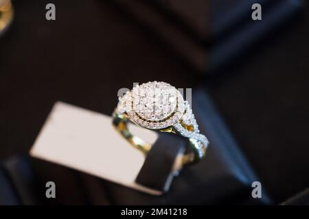 Bague en diamant avec étiquette de prix vierge dans la vitrine de vitrine de magasin de bijoux de luxe Banque D'Images