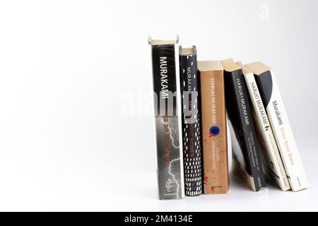 Nova Bana, Slovaquie - 15 décembre 2022 : sélection de livres de Haruki Murakami sur fond blanc. Banque D'Images