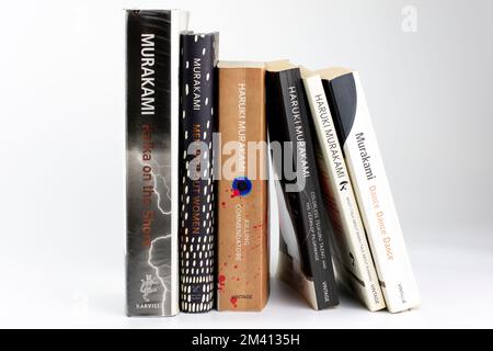 Nova Bana, Slovaquie - 15 décembre 2022 : sélection de livres de Haruki Murakami sur fond blanc. Banque D'Images