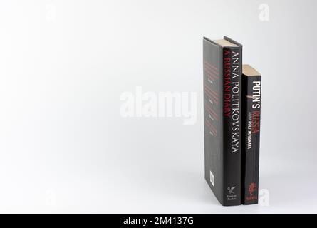 Nova Bana, Slovaquie - décembre 15, 2022 : couvertures de livres de la "Russie de Poutine" et d'un journal russe écrit par Anna Politkovskaya. Banque D'Images
