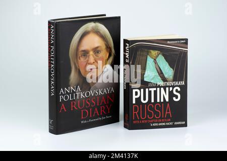 Nova Bana, Slovaquie - décembre 15, 2022 : couvertures de livres de la "Russie de Poutine" et d'un journal russe écrit par Anna Politkovskaya. Banque D'Images
