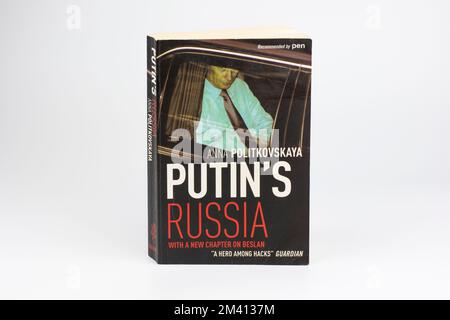Nova Bana, Slovaquie - décembre 15, 2022 : couverture de livre de la « Russie de Poutine » écrite par Anna Politkovskaya. Banque D'Images