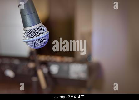 microphone sur fond d'instruments de musique. Copier l'espace. Mise au point sélectionnée Banque D'Images