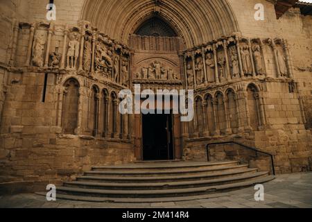 Logrono, Espagne - août 2022 : détail du Portail de l'église San Bartolomé à Logrono, Espagne. Banque D'Images