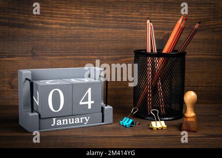 4 janvier inscription sur calendrier en bois. Bureau en bois. Banque D'Images
