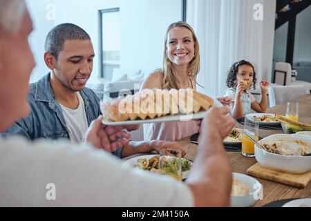 Dîner familial interracial, nourriture et bonheur avec collage, pain et célébration pour Thanksgiving. Bonne famille, déjeuner ou brunch dans la maison familiale pour Banque D'Images