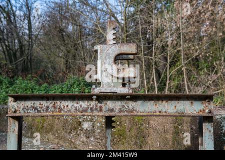 Mécanisme de vanne à vanne à vanne à vanne à vanne, mécanisme métallique pour relever les vannes de vanne sur le barrage Banque D'Images