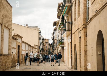 Le Camino de Santiago, qui traverse Puente la Reina, Navarre, Espagne - octobre 2022 Banque D'Images