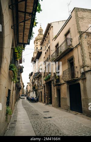 Le Camino de Santiago, qui traverse Puente la Reina, Navarre, Espagne - octobre 2022 Banque D'Images