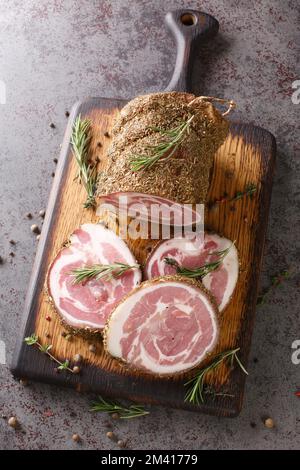 Gros plan sur une planche en bois sur la table avec des épices et des herbes au ventre de porc. Vue verticale du dessus Banque D'Images