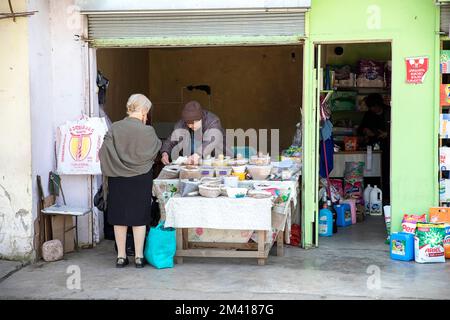 Scènes intéressantes du marché quotidien local dans la ville d'Ozurgeti près de la côte d'une mer Rouge, une femme vendant des produits locaux, Géorgie Banque D'Images