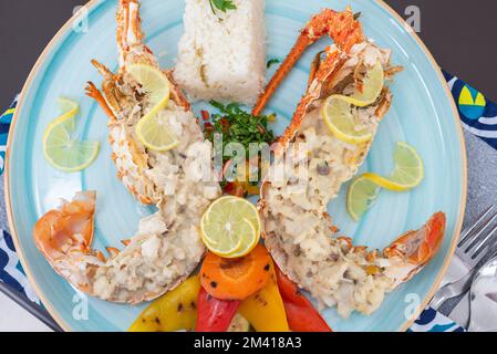 Plat de homard farci repas à la carte avec riz blanc et légumes au restaurant Banque D'Images