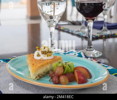 Basbousa dessert plat à la carte avec une sélection de fruits frais Banque D'Images