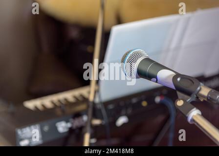 Microphone de concert sur l'arrière-plan des instruments. Copier l'espace. Mise au point sélectionnée Banque D'Images