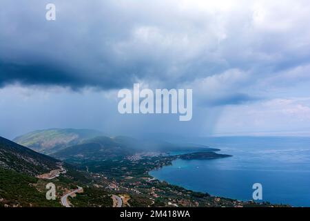 Vue panoramique sur le golfe Saronique et la ville de Palaia Epidavros sur la péninsule du Péloponnèse en Grèce. Banque D'Images