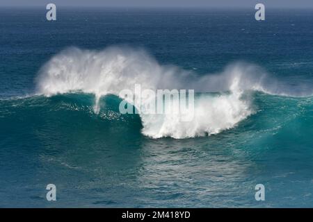 Belles vagues de l'océan dans l'eau turquoise. Une vague se brise avec un jet élevé. Banque D'Images