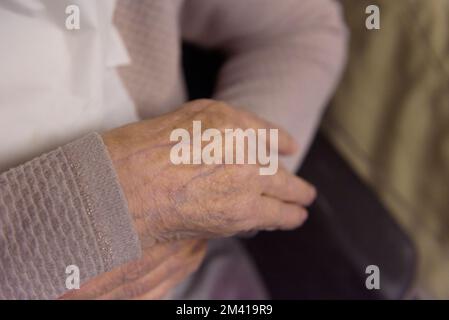 Maladie de Parkinson. La main d'une femme âgée dans le processus de mouvement Banque D'Images