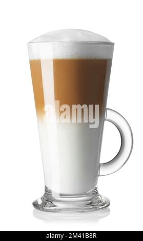 latte macchiato avec mousse de lait dans une tasse isolée sur blanc Banque D'Images