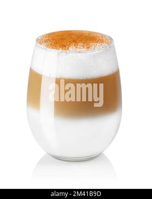 latte macchiato avec mousse de lait et poudre de cannelle en verre isolé sur blanc Banque D'Images