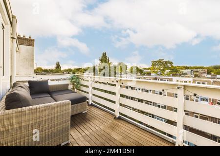 un balcon avec des fenêtres sur la terrasse et le ciel bleu en arrière-plan, pris d'une fenêtre d'appartement Banque D'Images