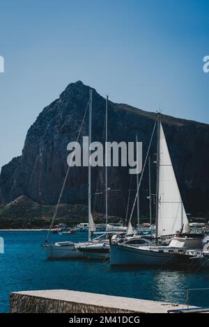 Une photo verticale des bateaux dans le port maritime sicilien par une journée ensoleillée à San Vito Lo Capo Banque D'Images