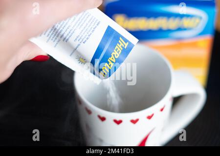 Tallinn, Estonie - 16 décembre 2022: Poudre de thé Theraflu pour le traitement de la grippe. Banque D'Images