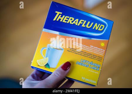 Tallinn, Estonie - 16 décembre 2022: Poudre de thé Theraflu pour le traitement de la grippe. Banque D'Images
