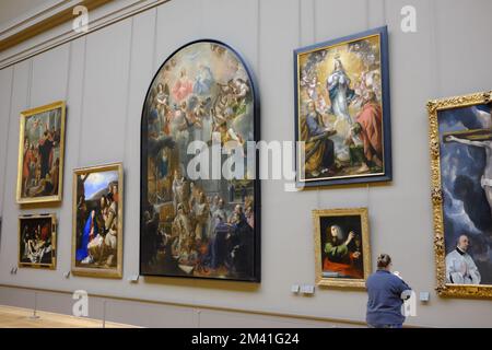 Une femme visitant les chefs-d'œuvre du monde entier au Musée du Louvre à Paris, France Banque D'Images