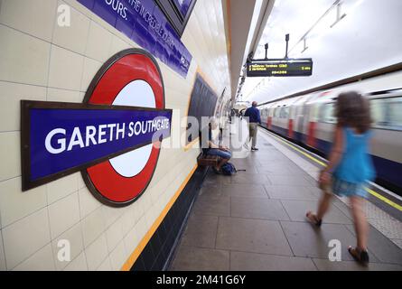 Photo du dossier datée du 16-07-2018 de la station de métro Southgate dans le nord de Londres est temporairement rebaptisée « Gareth Southgate » pour 48 heures. Southgate devrait rester comme le directeur de l'Angleterre, l'agence de presse PA le comprend. Date de publication : dimanche 19 décembre 2022. Banque D'Images