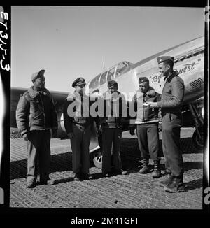 Le colonel Benjamin O. Davis à Ramitelli, Italie, mars 1945, présentant des obligations de guerre pour la meilleure tenue A/C, Toni Frissell, Antoinette Frissell Bacon, Antoinette Frissell Banque D'Images